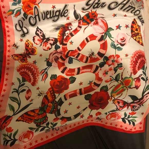 LAveugle Par Amour Shawl | islamiyyat.com